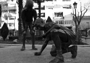 Lee más sobre el artículo LAVANDERA, NIÑOS JUGANDO A LAS BOLAS, MONUMENTO A LA SEMANA SANTA , BARQUERO Y ABRAZO DE DAIMIEL