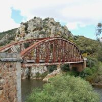 PUENTE DE HIERRO SOBRE EL RÍO VALDEAZOGUES DE CHILLÓN