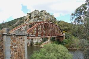 Lee más sobre el artículo PUENTE DE HIERRO SOBRE EL RÍO VALDEAZOGUES DE CHILLÓN