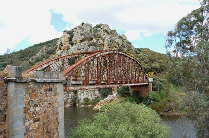 En este momento estás viendo PUENTE DE HIERRO SOBRE EL RÍO VALDEAZOGUES DE CHILLÓN